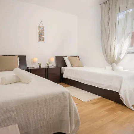Spacious With The Garden, Near The Sandy *