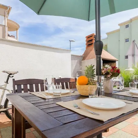 Spacious With The Garden, Near The Sandy Medulin