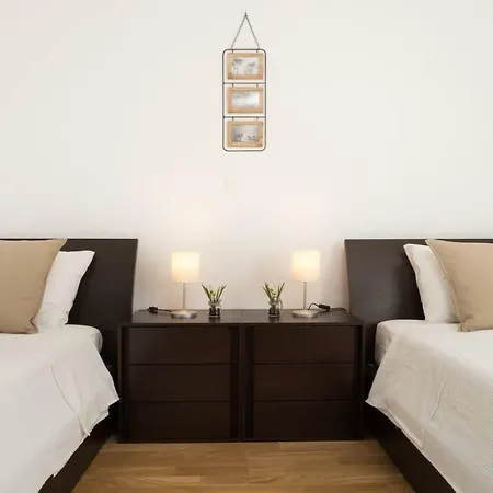 Spacious With The Garden, Near The Sandy Apartment *