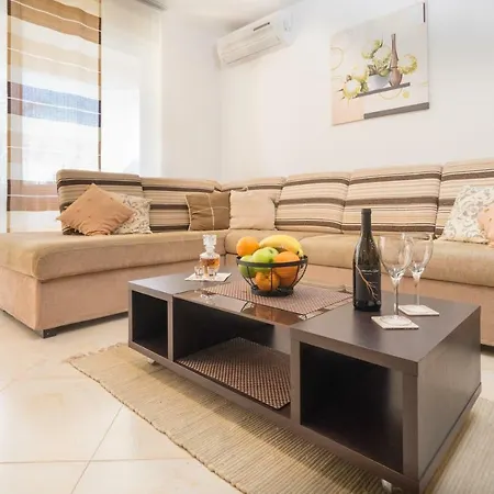 Spacious With The Garden, Near The Sandy