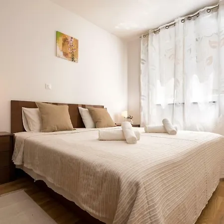 Spacious With The Garden, Near The Sandy Medolino
