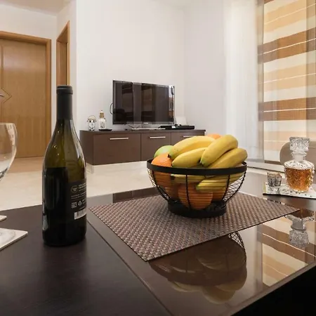 Spacious With The Garden, Near The Sandy Medulin