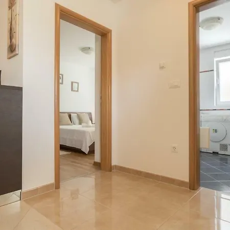 Spacious With The Garden, Near The Sandy * Medulin
