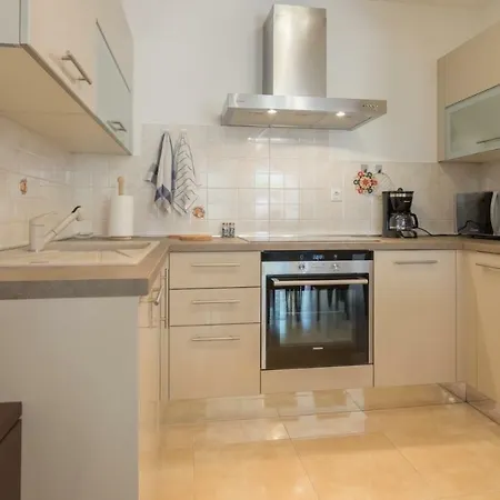 Apartment Spacious With The Garden, Near The Sandy Medulin