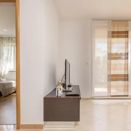 Spacious With The Garden, Near The Sandy Apartment *
