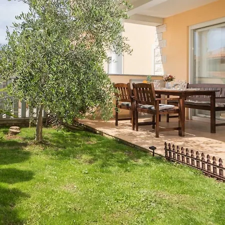 Spacious With The Garden, Near The Sandy Apartment *
