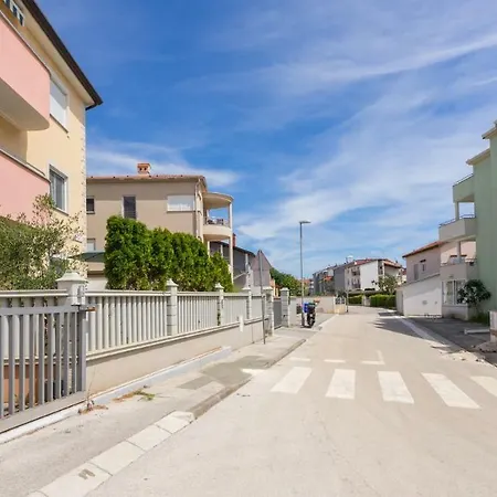 Spacious With The Garden, Near The Sandy Apartment Medulin