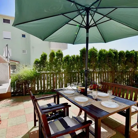 Apartment Spacious With The Garden, Near The Sandy