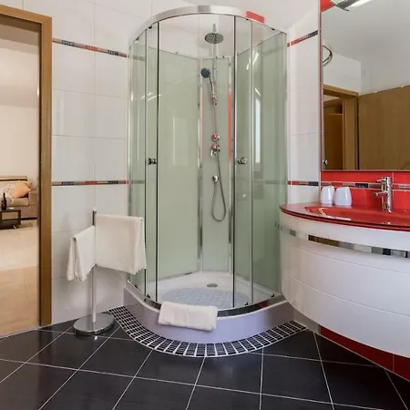 Spacious With The Garden, Near The Sandy Apartment *