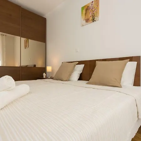 Spacious With The Garden, Near The Sandy Medulin