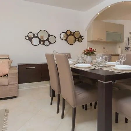Spacious With The Garden, Near The Sandy Apartment *