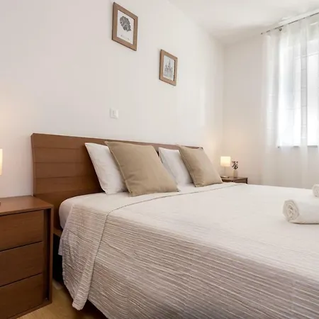 Spacious With The Garden, Near The Sandy