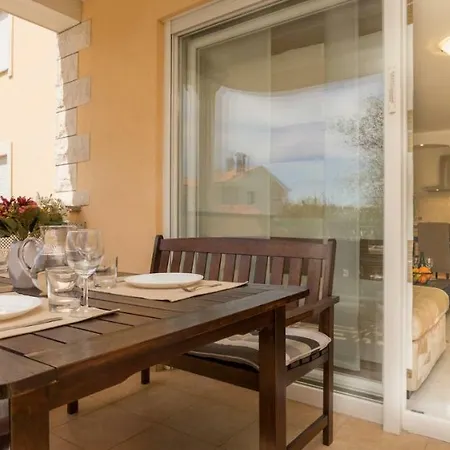 Spacious With The Garden, Near The Sandy Medulin