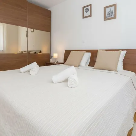 Spacious With The Garden, Near The Sandy Apartment *